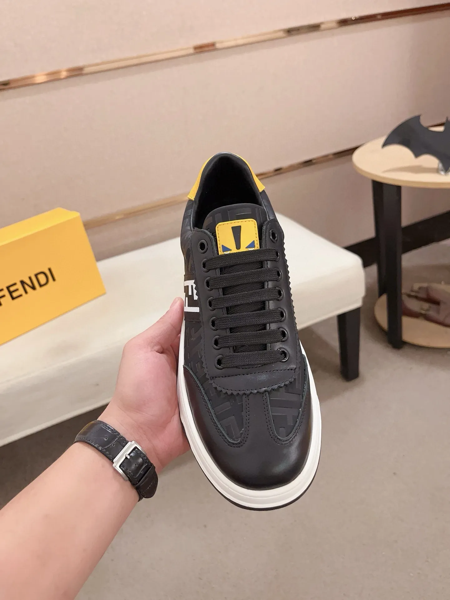 Men's shoes💰: 400💰[Fendi] Fendi's latest casual shoes for men! Available at counters simultaneously! A one-to-one replica of the original. All imported official website one-to-one cowhide fabric. The interior is made of top-grade sheepskin, and the original factory-supplied rubber outsole is used. Leading new fashion concepts. Matching code: 38-44. (can be customized for 45 non-refundable)